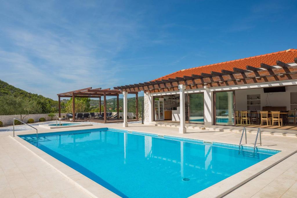 Bazén v ubytování Villa DIVA Holiday House nebo v jeho okolí