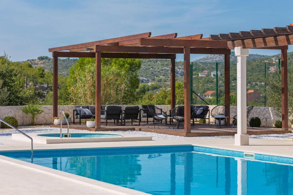 Bazén v ubytování Villa DIVA Holiday House nebo v jeho okolí