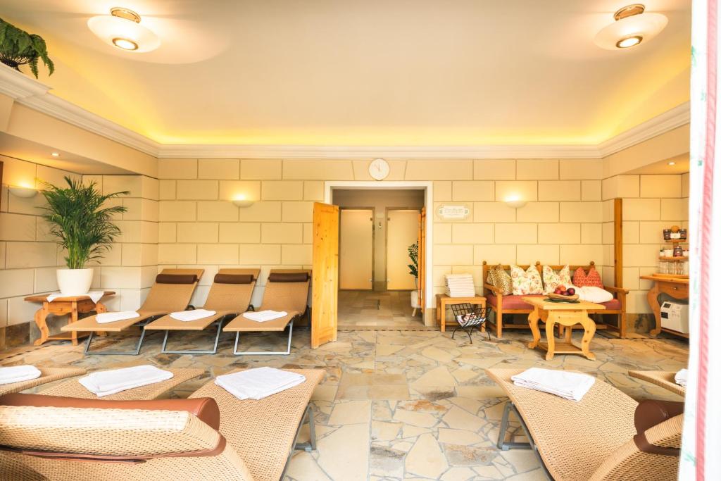 A seating area at Hotel Hubertus