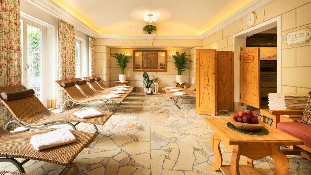 A seating area at Hotel Hubertus