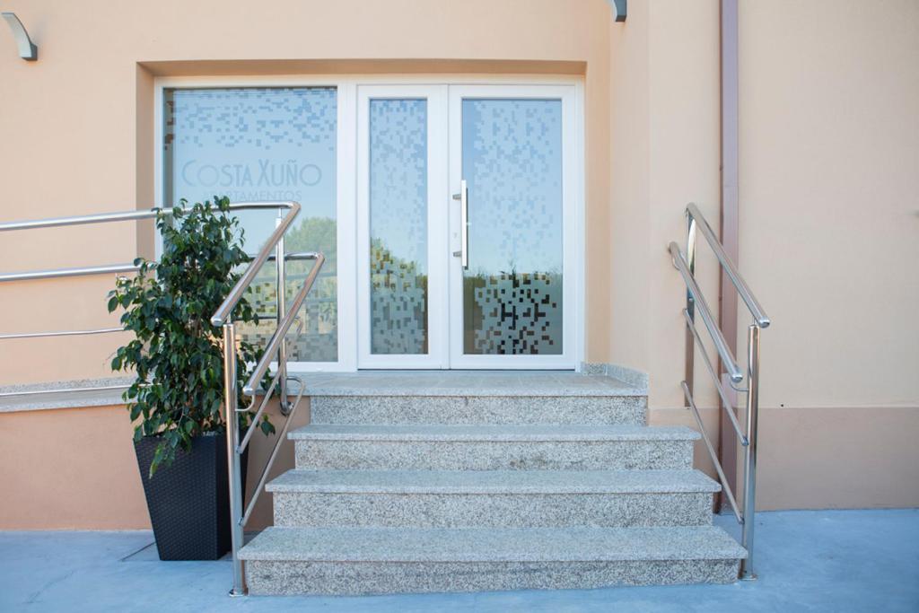 un escalier devant une porte dans l'établissement Apartamentos Costa Xuño, à A Coruña