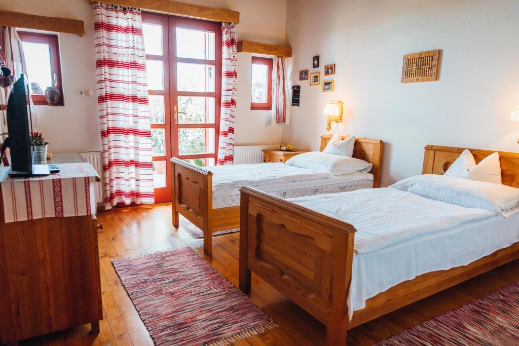 Postel nebo postele na pokoji v ubytování Bagoly Pincesor Fogado