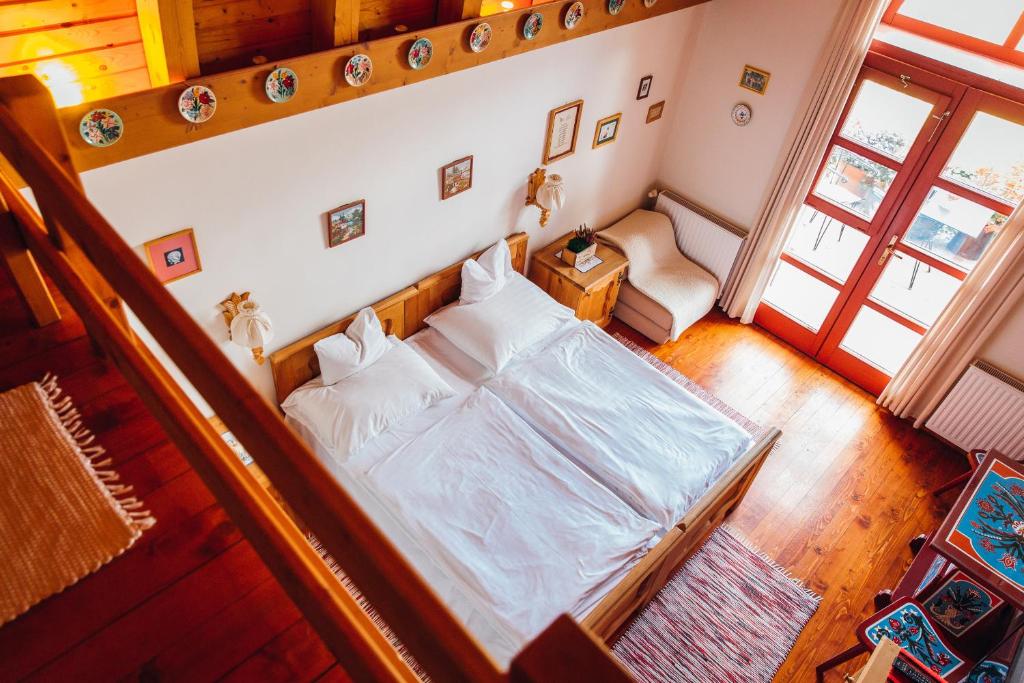 Postel nebo postele na pokoji v ubytování Bagoly Pincesor Fogado