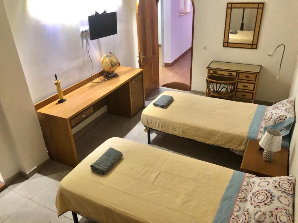 Televízia a/alebo spoločenská miestnosť v ubytovaní Cactus Ville Playa