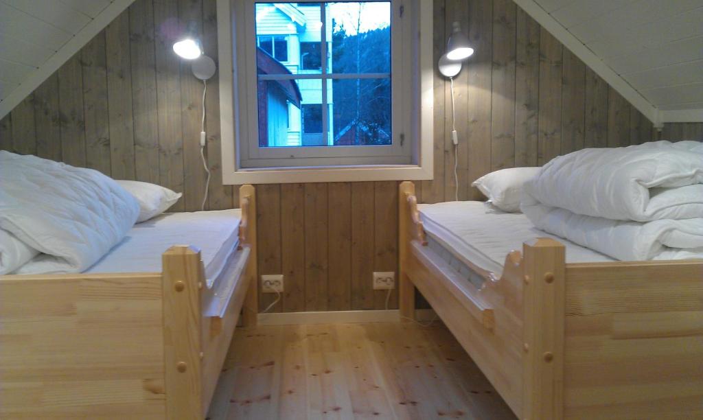 two twin beds in a room with a window at Valdres Naturlegvis in Fagernes