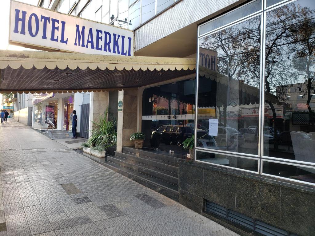 un cartel de hotel marriott en la parte delantera de un edificio en Hotel Maerkli en Santo Ângelo