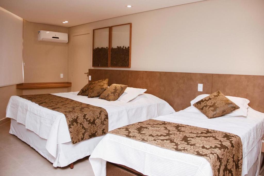 מיטה או מיטות בחדר ב-Café Palace Hotel