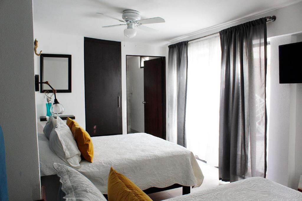 Postel nebo postele na pokoji v ubytování Suites ciento 37