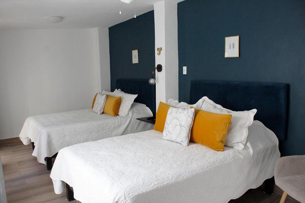 Postel nebo postele na pokoji v ubytování Suites ciento 37