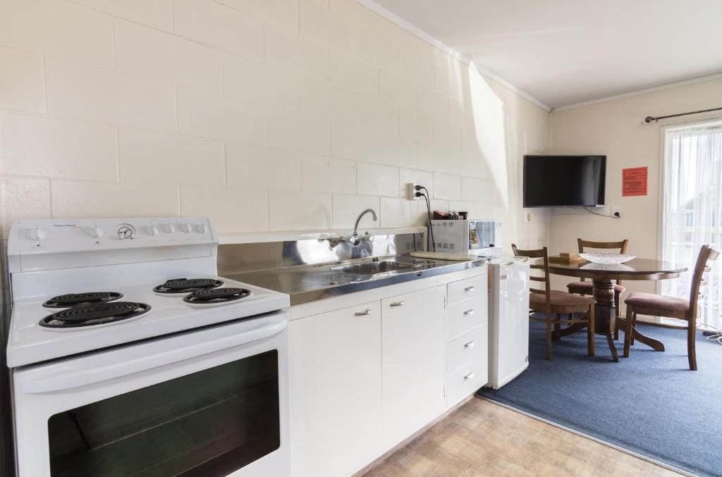 Kuchyň nebo kuchyňský kout v ubytování Kaitaia Motor Lodge
