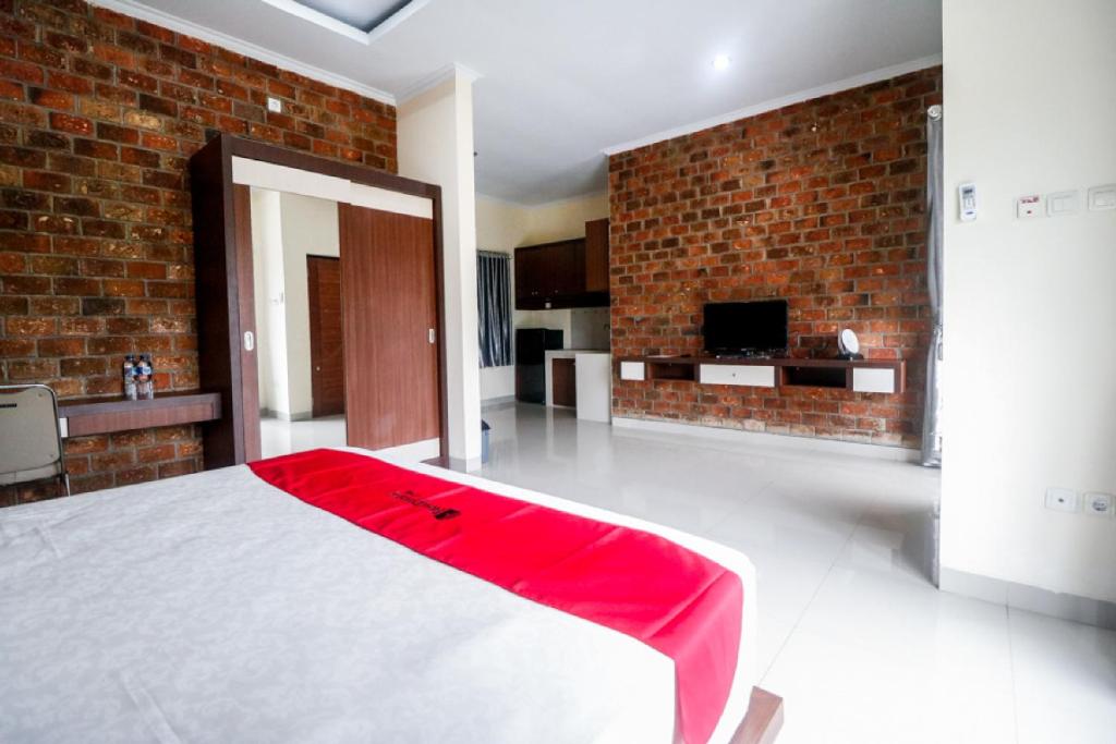 Postel nebo postele na pokoji v ubytování RedDoorz Plus near Kualanamu Airport Medan
