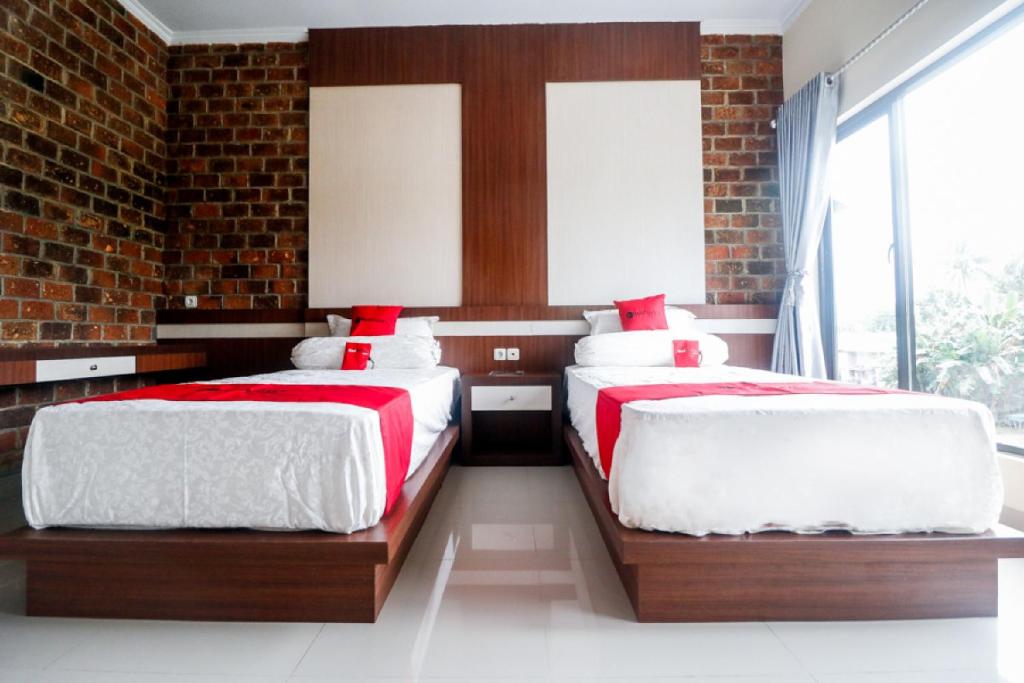 Postel nebo postele na pokoji v ubytování RedDoorz Plus near Kualanamu Airport Medan