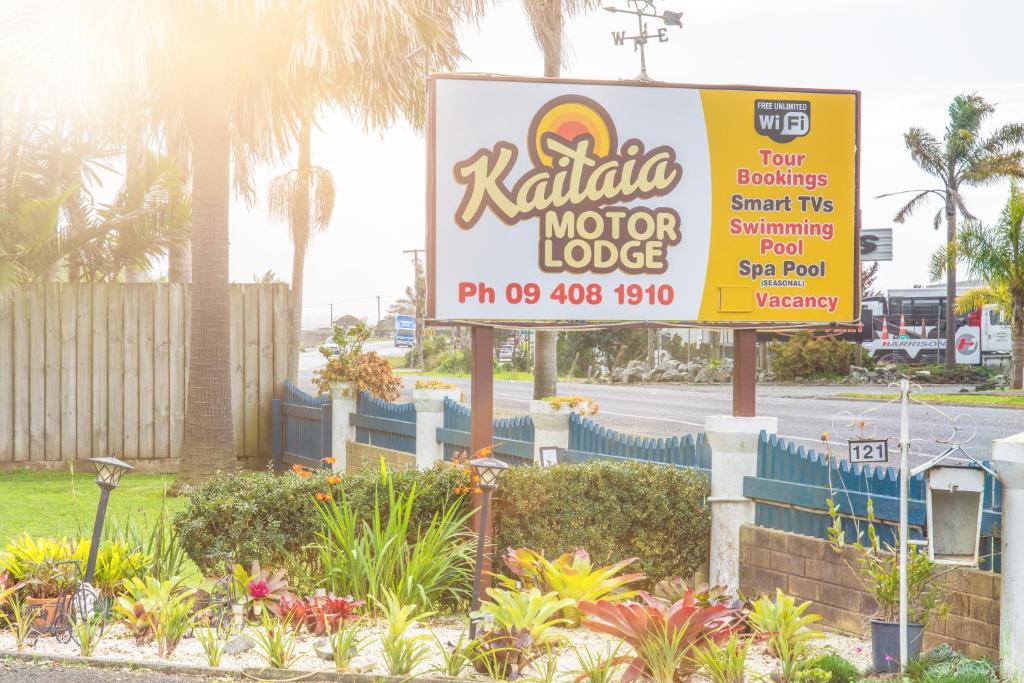 a sign for a motor lodge on a street at Kaitaia Motor Lodge in Kaitaia
