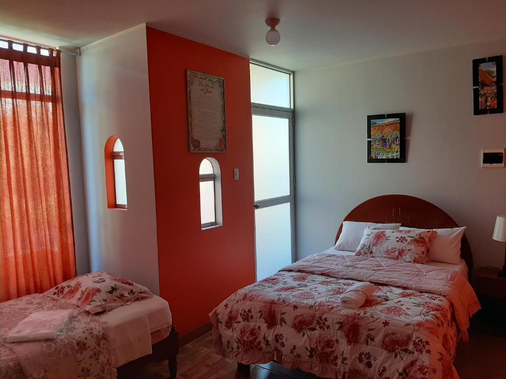 1 dormitorio con cama y ventana en Marlon's House Nasca, en Nazca