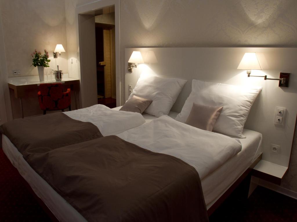 Postel nebo postele na pokoji v ubytování EA Hotel Tereziánský dvůr
