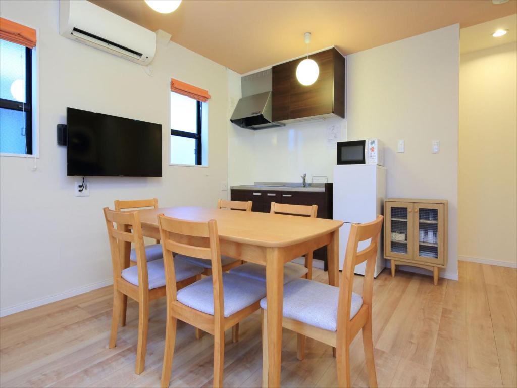 - une cuisine et une salle à manger avec une table et des chaises dans l'établissement COTO Tokyo Shibuya 3, à Tokyo