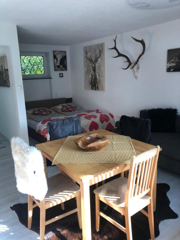 pokój ze stołem, krzesłami i łóżkiem w obiekcie Posthof 33 w mieście Kitzbühel
