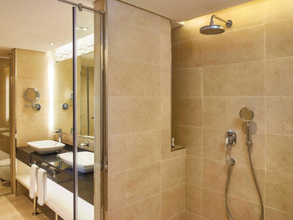 Koupelna v ubytování Mercure Dubai Barsha Heights Hotel Suites And Apartments