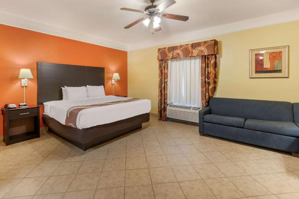Quality Inn & Suites at The Outlets Mercedes-Weslaco - King Suite - Non-fumeur