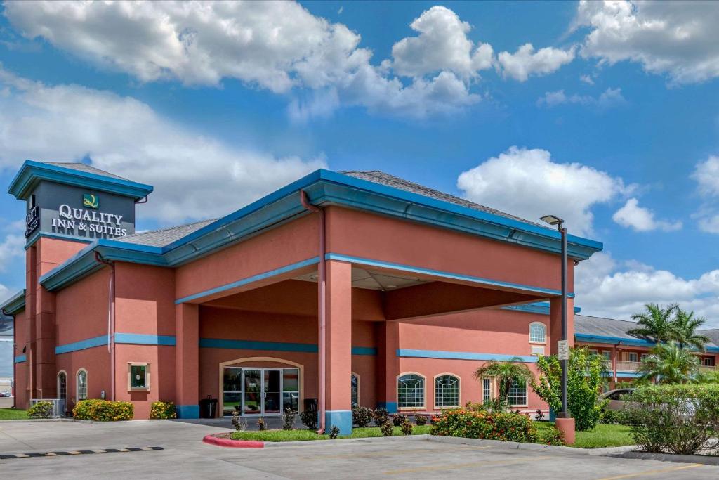 uma vista frontal de um edifício hospitalar em Quality Inn & Suites at The Outlets Mercedes-Weslaco em Mercedes