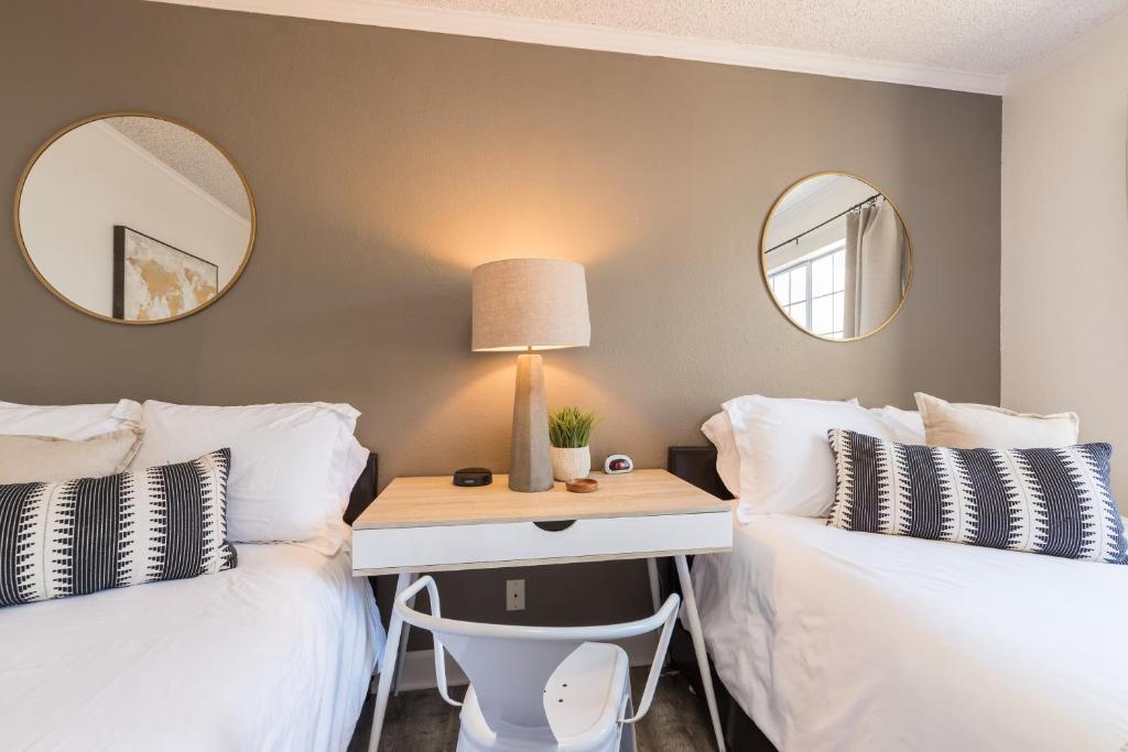 Shell Beach Inn - Kamer Met één Queen / één Dubbel