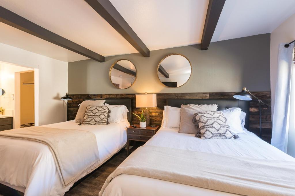 Shell Beach Inn - Kamer Met één Queen / één Dubbel