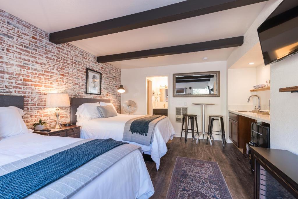 Shell Beach Inn - Queen Room Met Twee Queensize Bedden