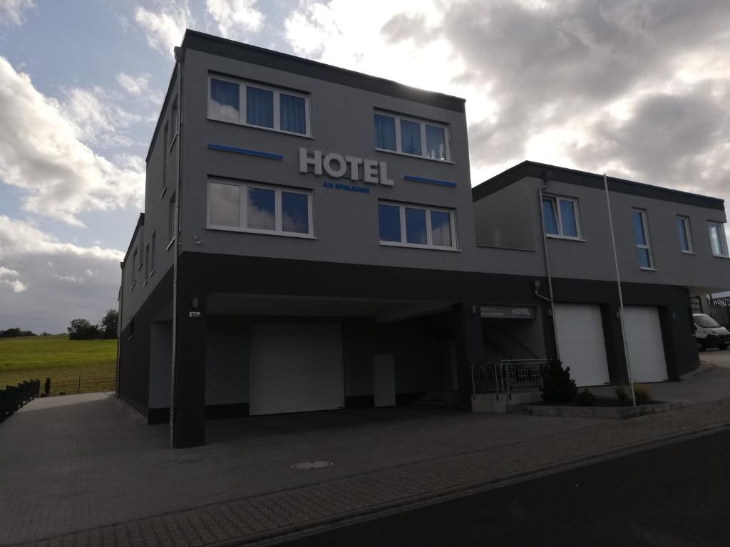 ein Gebäude mit einem Hotel auf der Seite in der Unterkunft Hotel Am Spielacker in Gelnhausen
