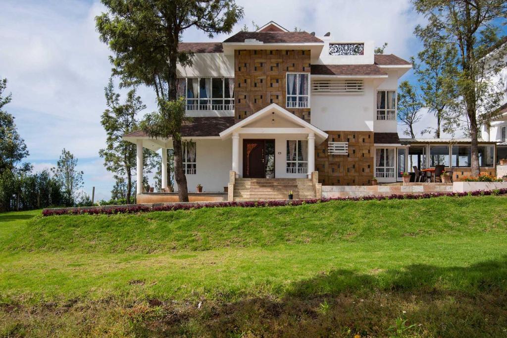StayVista at Villa Sullivan with Heater & Indoor-Outdoor Games - Villa