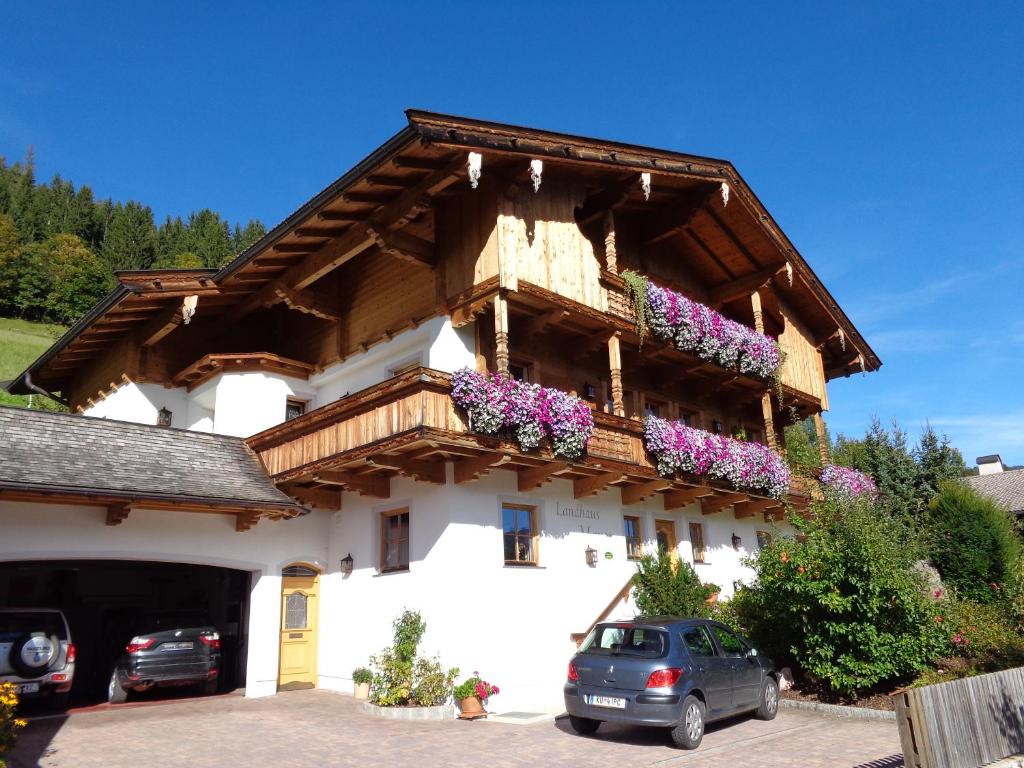 ein Gebäude mit Blumenkästen an der Seite in der Unterkunft Landhaus Mayer in Alpbach