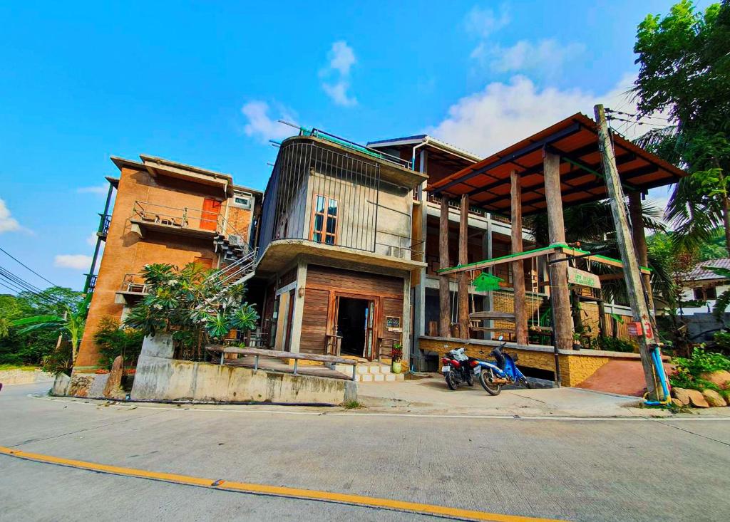 een huis dat aan de straatkant wordt gebouwd bij Life koh tao resort in Ko Tao