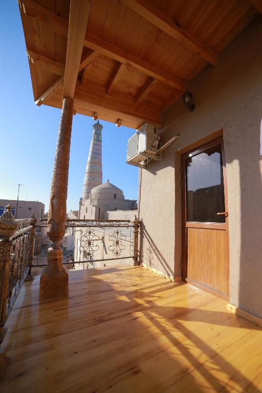 balcón con vistas a un templo en el fondo en Khiva Siyovush Hotel en Khiva