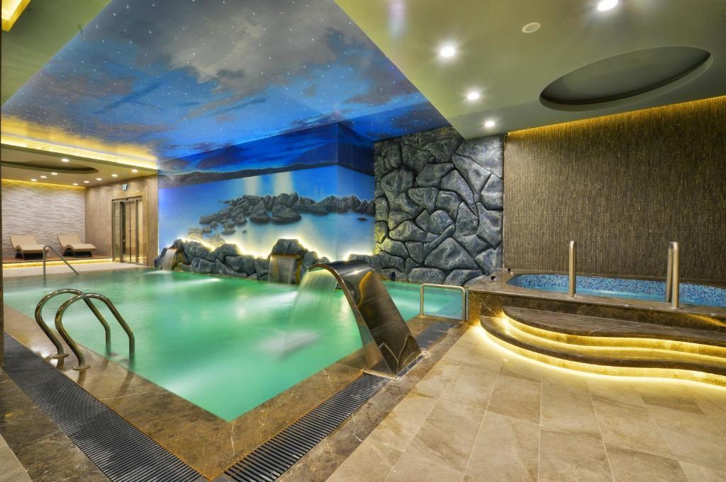 Бассейн в Marigold Thermal & Spa Hotel Bursa или поблизости