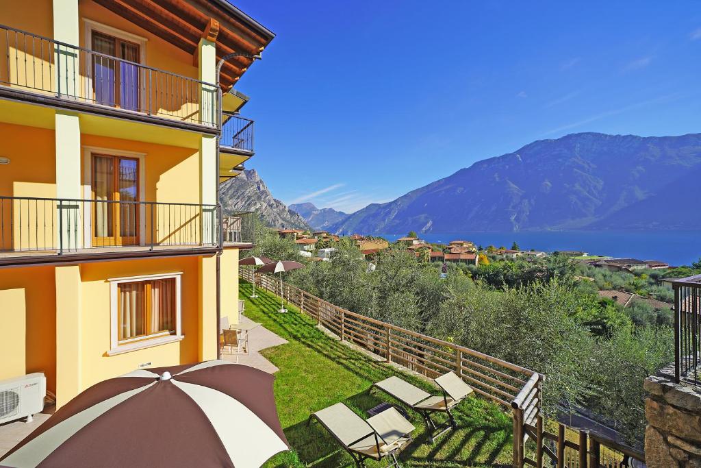 una sombrilla sentada en el balcón de un edificio en Apartments "VILLA IMELDA" en Limone sul Garda