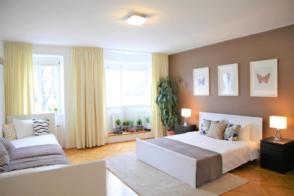 um quarto com 2 camas e um sofá em Modern apt in the most famous city postcard em Innsbruck
