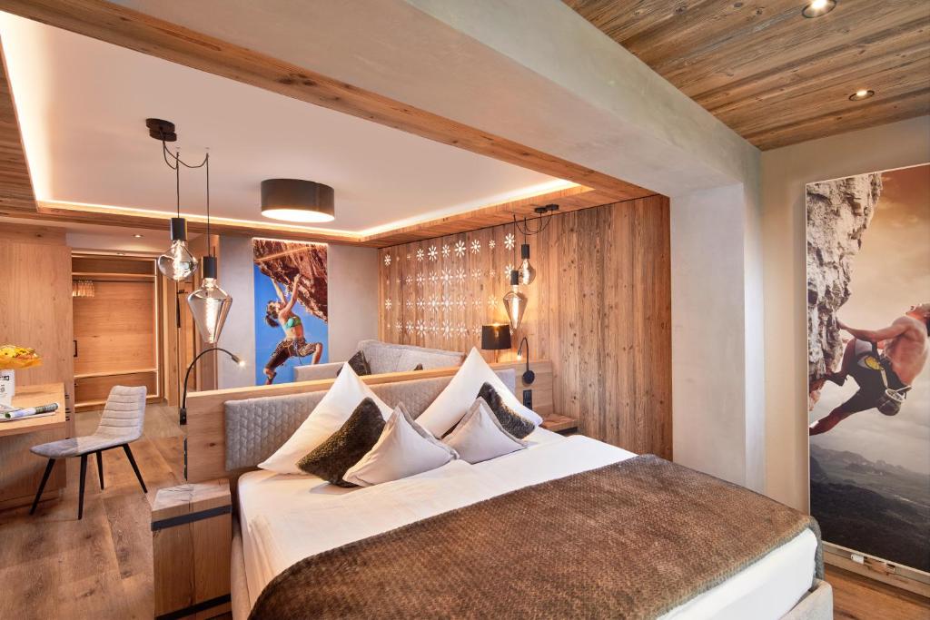Postel nebo postele na pokoji v ubytování Hotel Tirol