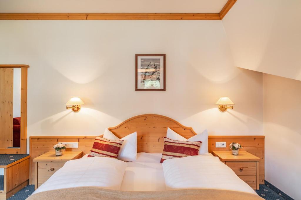 Postel nebo postele na pokoji v ubytování Hotel Erna