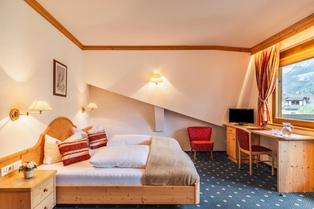 Postel nebo postele na pokoji v ubytování Hotel Erna
