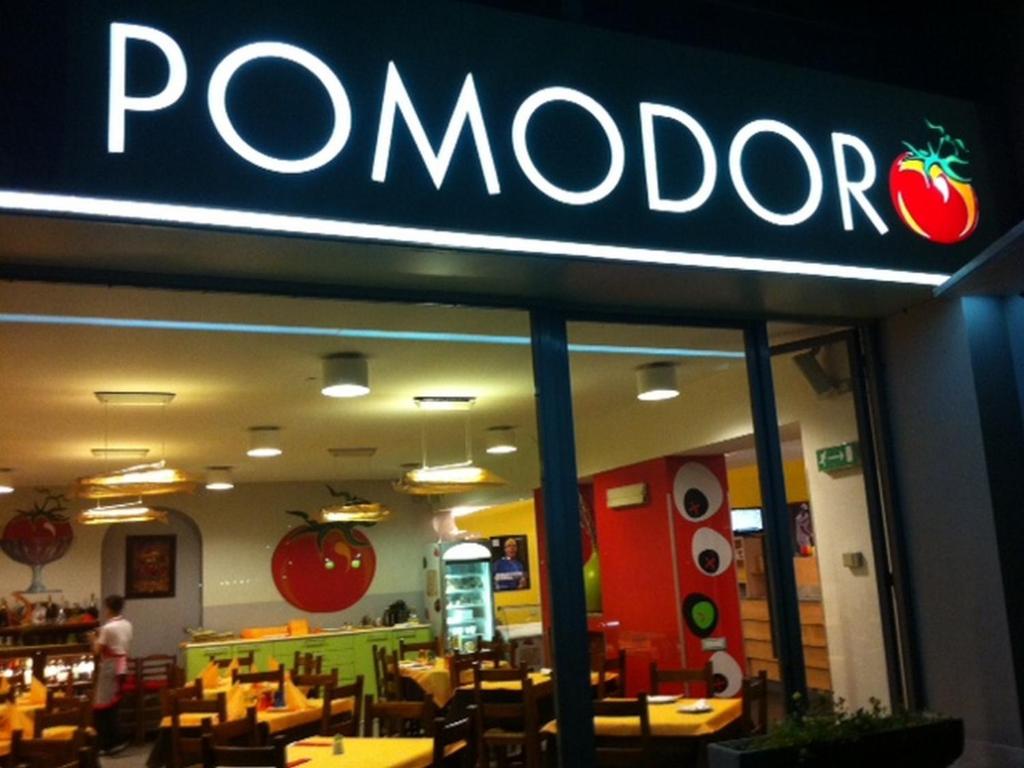 un restaurante con un cartel para un restaurante de tomates en Albergo Ristorante Pomodoro en Omegna