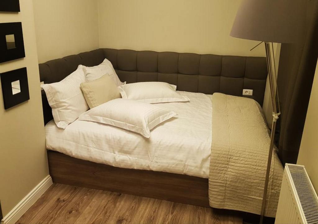 Een bed of bedden in een kamer bij 9A Studio, Romana Square
