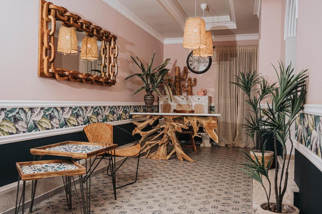 un salón con mesa, sillas y espejo en Parthenon Art Executive Wing, en Olympiakí Aktí