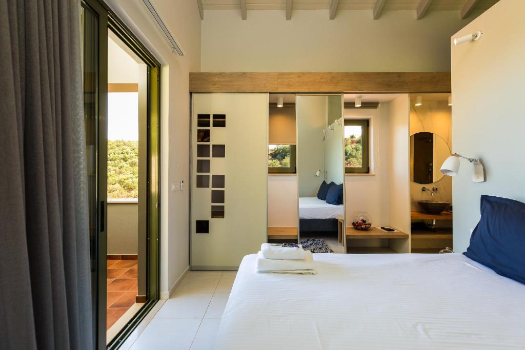 Posteľ alebo postele v izbe v ubytovaní Physis Villas Chania