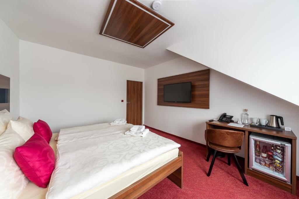 Bohemia Inn Hotel - 2