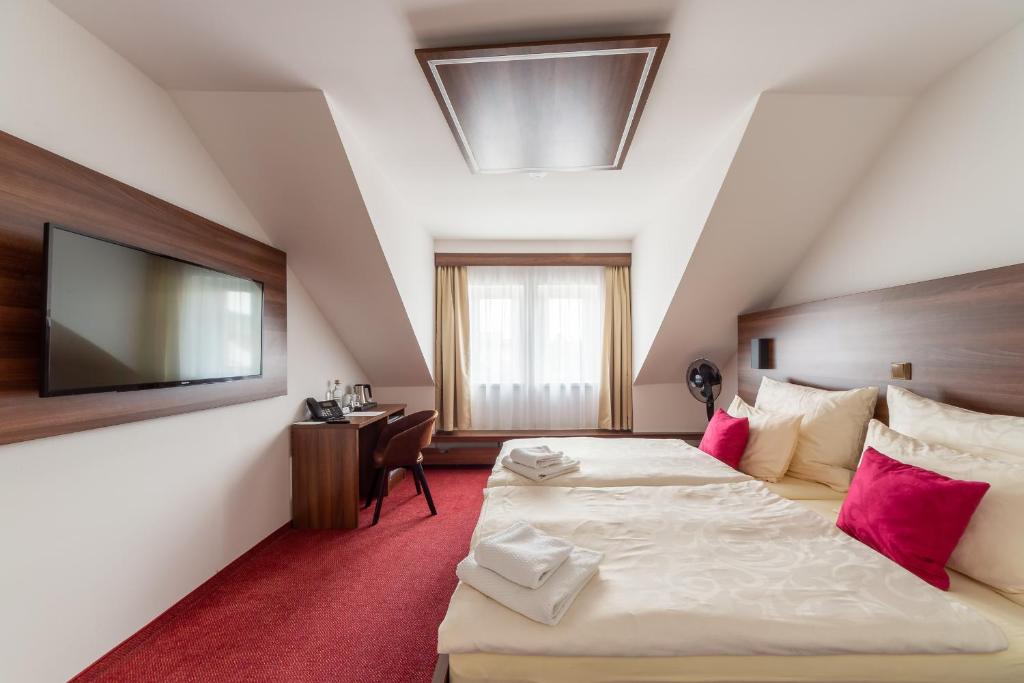 Bohemia Inn Hotel - 7