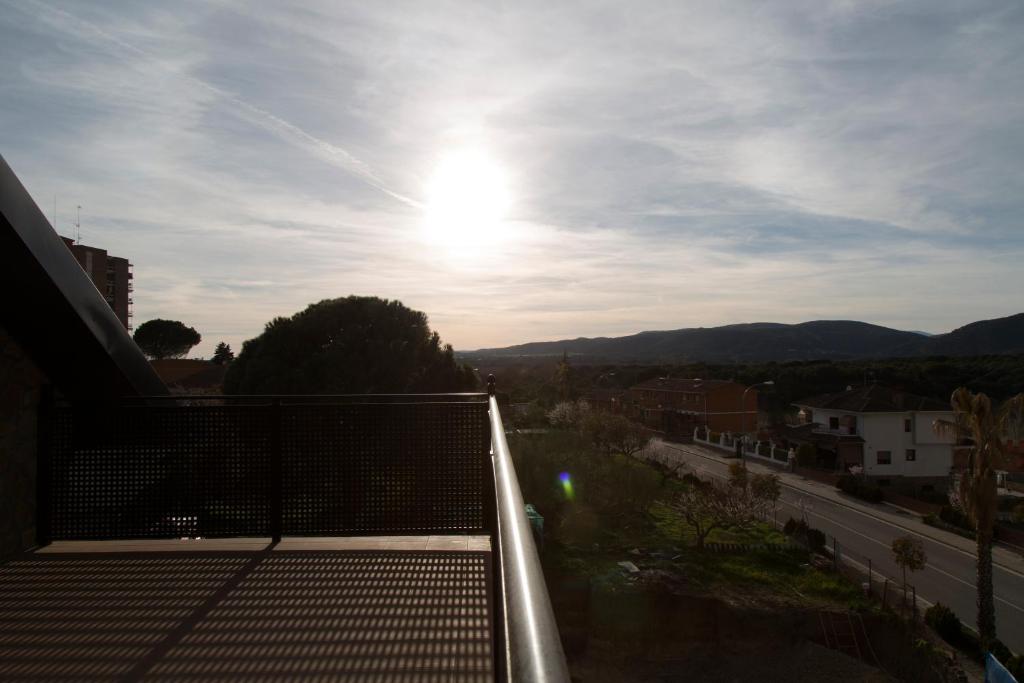 einen Balkon mit Blick auf die Sonne in der Unterkunft Apartamentos "Casa Rural de Aldea" in Aldea del Fresno