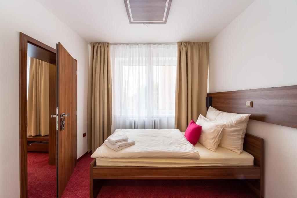 Postel nebo postele na pokoji v ubytování Bohemia Inn Hotel