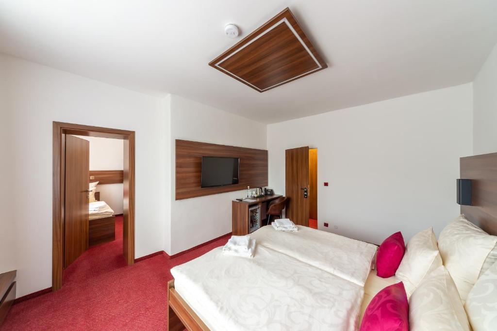 Postel nebo postele na pokoji v ubytování Bohemia Inn Hotel