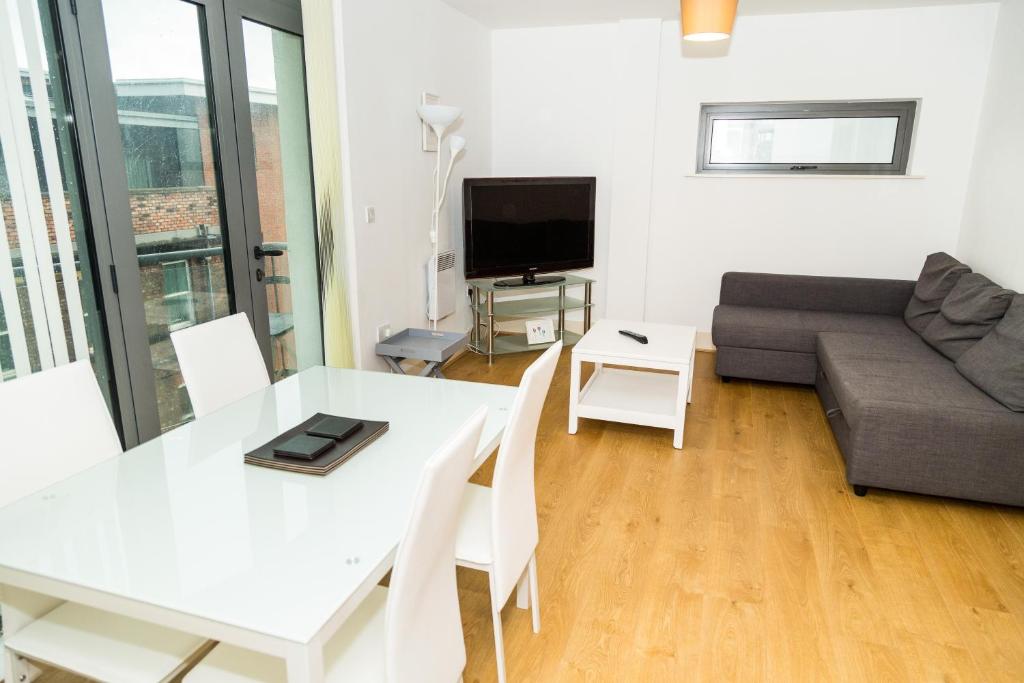 Serviced Apartment In Liverpool City Centre - Free Parking - 76 Henry St by Happy Days - Apt 47