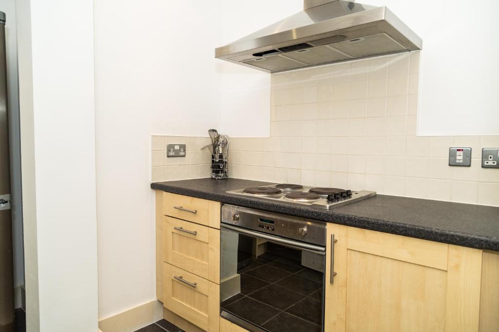 Serviced Apartment In Liverpool City Centre - Free Parking - 76 Henry St by Happy Days - Apt 47