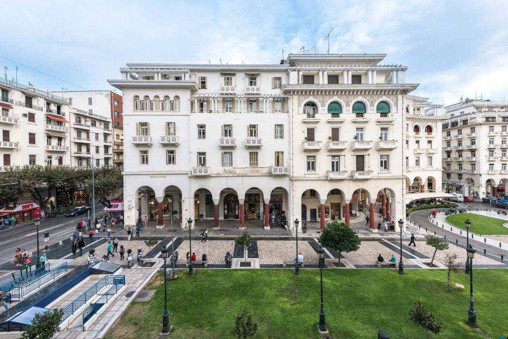 duży biały budynek z parkiem przed nim w obiekcie Aristotelous Grand View by Luxlikehome w Salonikach